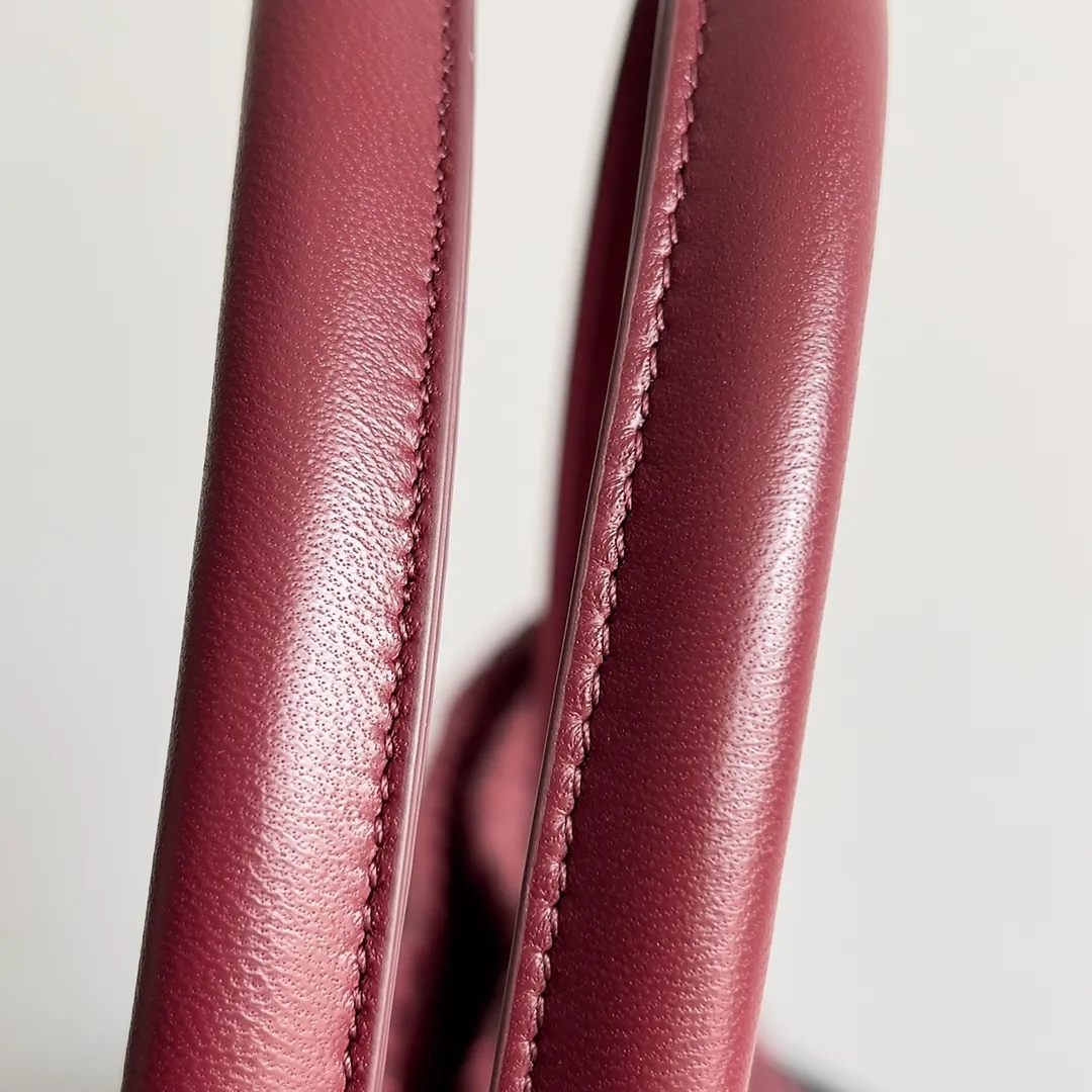 Batch 2860 Classic returns... (large size 51cm) • Cabat, born in 2001, is one of the most iconic styles of the Bottega Veneta workshop. The whole bag is made of top-grade imported lambskin. There is no exposed logo on the whole bag, but with the classic wide woven elements, you can tell who it belongs to at a glance! Can be carried on one shoulder, very practical! Style number: 608811 Size: 51*18*28